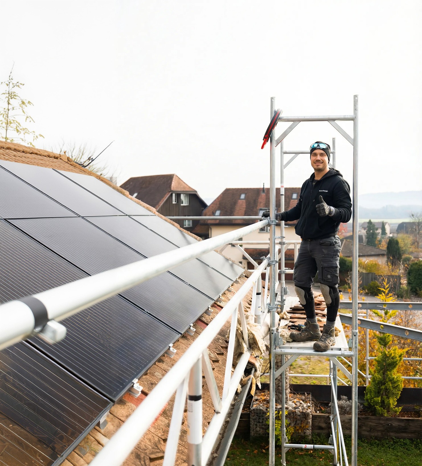 Elektriker verbindet Solarmodule auf Hausdach Baselland