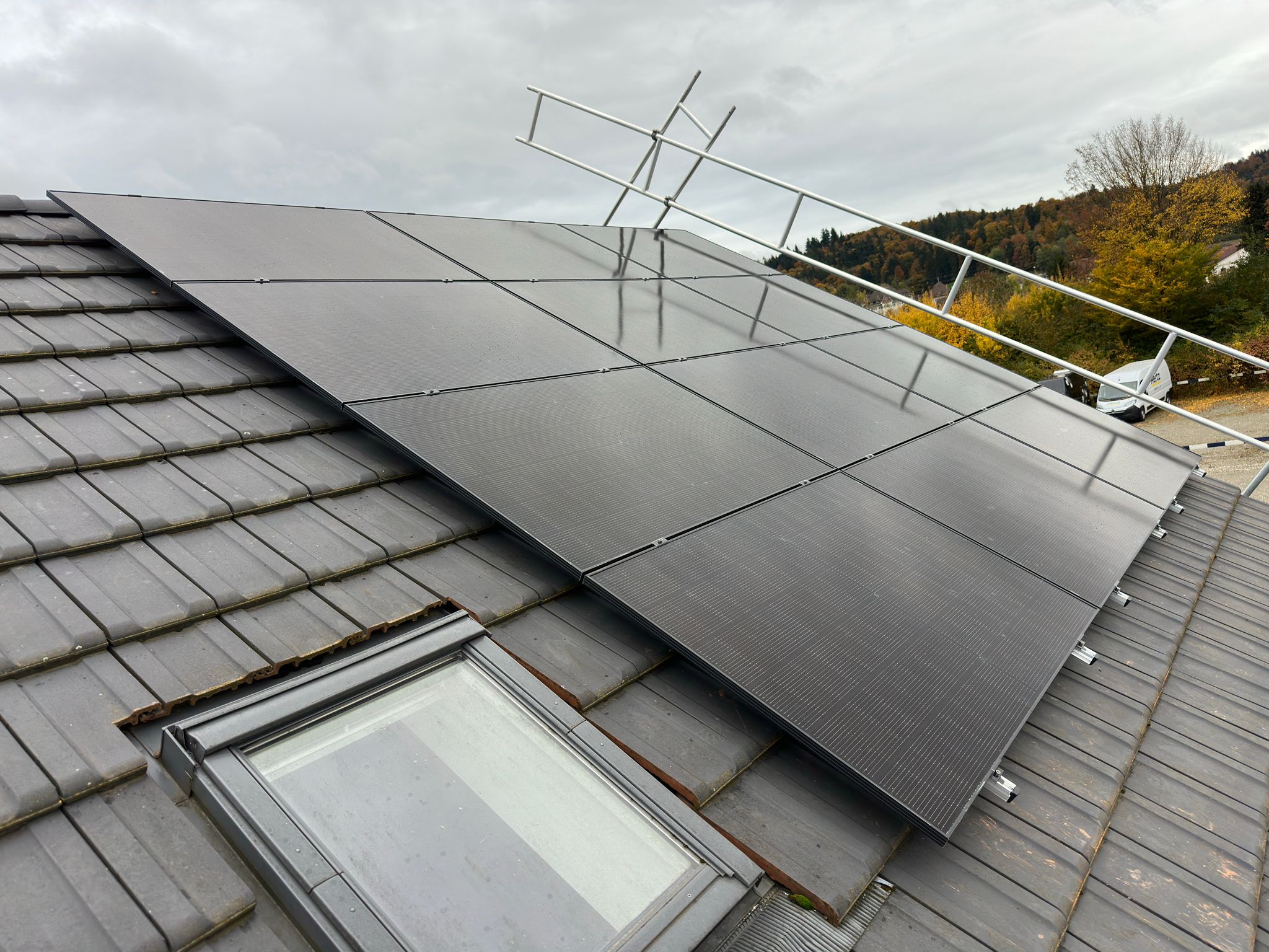 Solaranlage auf Steildach — professionelle Unterkonstruktion AlpenEnergie
